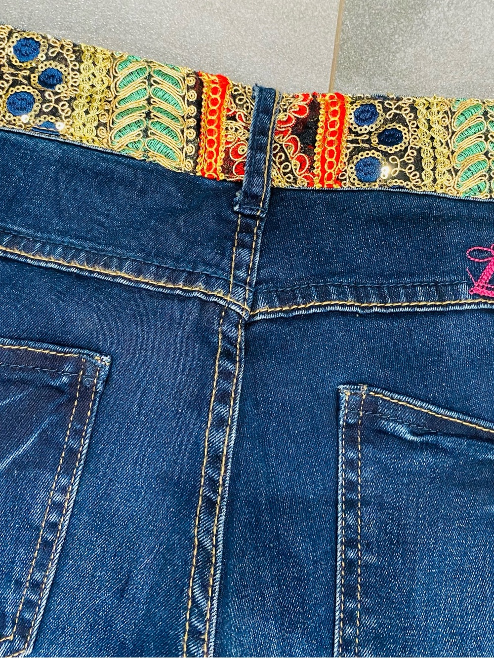 Women’s Desigual Embroidered Embellished Waistband Dark Denim Straight Jeans 28 - Picture 6 of 7